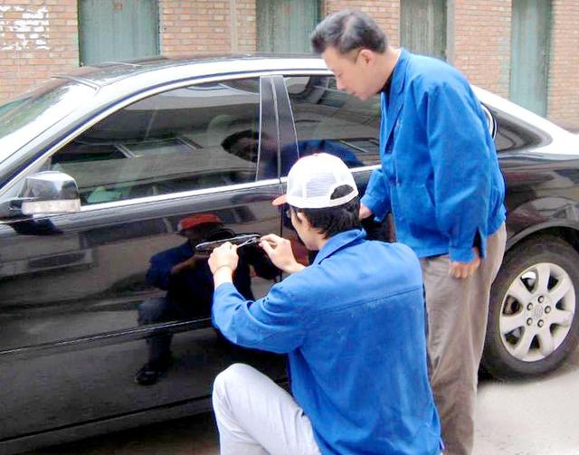 夏阳街道汽车钥匙丢在车里面怎么办？